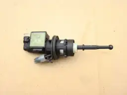 Lokalizacja czujnika pedału sprzęgła w Passacie B6: szybka instrukcja montażu