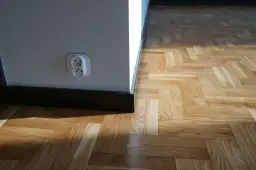 Jakie listwy przypodłogowe do parkietu wybrać, by uniknąć błędów?