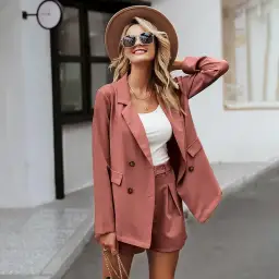 Stylizacje z krótkimi spodenkami z wysokim stanem – modne zestawy na każdą okazję