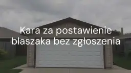 Kara za postawienie blaszaka bez zgłoszenia. Podjazd przed garażem z białymi drzwiami, obok domy i zielony trawnik.