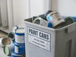 Jak prawidłowo utylizować puszki po farbach? Poradnik recyklingu