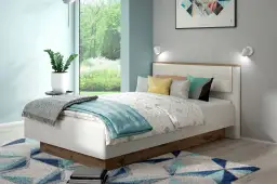 Nowoczesna sypialnia z łóżkiem, kolorowymi poduszkami i kinkietem do sypialni z wyłącznikiem, który dyskretnie oświetla zagłówek.