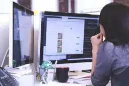 Podłącz drugi monitor: Przewodnik do większej produktywności i komfortu