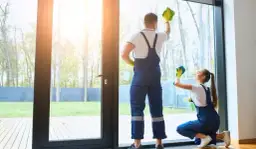 Skuteczne sposoby na czyszczenie ram okien po remoncie bez trudu