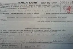 Fragment polskiego mandatu karnego z pieczęcią i odręcznymi wpisami.