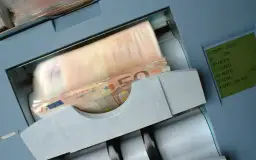 Maszyna liczy banknoty euro. Może to być pomocne przy rozliczaniu niemieckiego PIT, gdy trzeba udokumentować dochody.