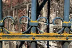 Jak usunąć starą farbę z balustrady? Skuteczne metody i porady