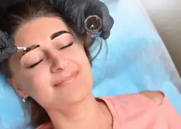 Henna brwi: Ile kosztuje? Ceny, rodzaje i jak nie przepłacić