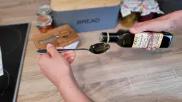 Olej z ostropestu: Jak zażywać? Dawkowanie, pora, błędy poradnik