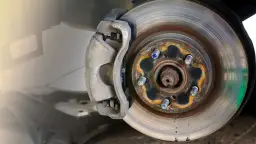 Hamulce w ciężarówce zablokowane? Odblokuj je bezpiecznie w trasie