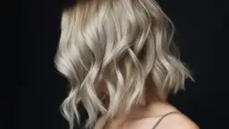 Mysi blond z refleksami - kolorystyka i stylizacje