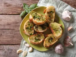 Jak zrobić grzanki z chleba na patelni, które zaskoczą smakiem