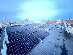 Panele fotowoltaiczne na dachu budynku. Zastanawiasz się, czy montaż paneli fotowoltaicznych wymaga zgłoszenia? Sprawdź przepisy!