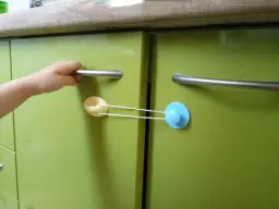 Jak zabezpieczyć szuflady przed dzieckiem - skuteczne domowe sposoby