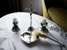 Jak przyjąć księdza po kolędzie: kompletny poradnik przygotowania domu