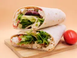 Dwa tortille z kurczakiem, sałatą i pomidorem. Czy tortilla jest tucząca? Zależy od składników!