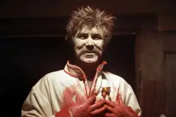 Chochoł w "Weselu" symbolizuje uśpioną świadomość narodową, marazm i bierność. Postać z twarzą pokrytą mąką, w białej kurtce z czerwonymi zdobieniami i zakrwawionymi rękami.