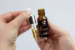 Czy serum z witaminą C pod oczy jest bezpieczne i skuteczne? Korzyści i przeciwwskazania