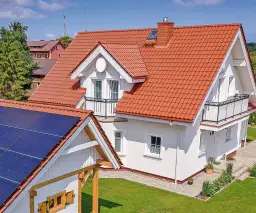 Czym pokryć dach domku na działce? Najlepsze materiały i porady