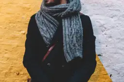 Jak wiązać szalik do płaszcza - stylowe techniki, które zaskoczą