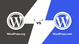 Porównanie WordPress.org i WordPress.com. Dwa logotypy WordPress z napisami.