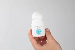 Dezodorant dezynfekuje? Prawda o ranach i antyperspirantach