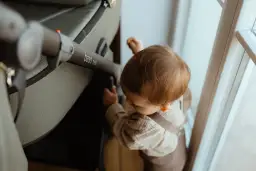 Dziecko na przednim siedzeniu: Legalne, ale czy bezpieczne?