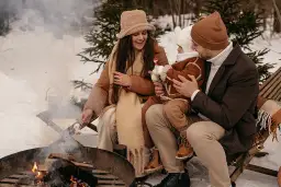 Jak ubrać się na ognisko? Wygodne i stylowe propozycje na każdą pogodę