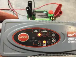 Akumulator 12V w motocyklu: Jak ładować, by służył latami?