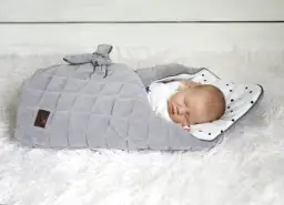 W czym powinien spać niemowlak? Kompletny przewodnik dla rodziców