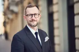 Elegancki mężczyzna w okularach, idealny do zdjęć profilowych.