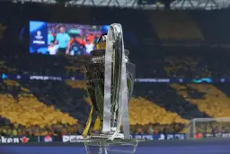 Trofeum Ligi Mistrzów na tle trybun. Kto wygrał ligę mistrzów? To pytanie zadają sobie kibice, patrząc na ten symbol zwycięstwa.