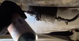 Gdzie jest filtr paliwa w Megane 3 benzyna? Uniknij kosztownych błędów