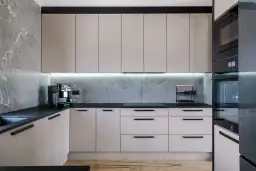 Praktyczne meble kuchenne: Kolory i wykończenia, które ułatwią Ci życie