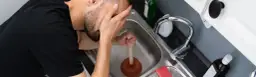 Skuteczne sposoby na udrożnienie zatkanego zlewu w kuchni