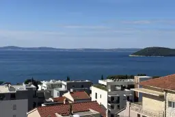 Widok na morze i nowoczesne budynki. Zastanawiasz się, ile kosztuje wynajem mieszkania w Chorwacji?