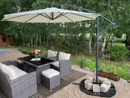 Jak obciążyć parasol ogrodowy, aby uniknąć jego przewrócenia w wietrze