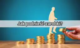 Drewniana postać idzie po stosach monet, symbolizując wzrost zarobków. Dowiedz się, ile zarabia content manager i jak zwiększyć swoje dochody.