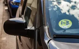 Naklejki na szybie: Obowiązek, mandat, usuwanie? Wszystko w jednym miejscu