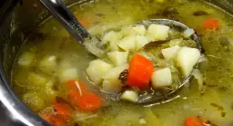 Jakiej przyprawy nie wolno dodawać do zupy ogórkowej, by nie zepsuć smaku?