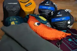 Śpiwory i materace turystyczne marki Deuter, Thermarest i Forclaz.