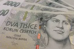 Czeskie banknoty o nominale 2000 koron z portretem kobiety.