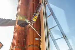 Pianka montażowa w puszce z pistoletem jest aplikowana na ramę okna. Czy piankę montażową można malować? Tak, po utwardzeniu.