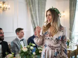 Sukienka w kwiaty na wesele: czy wypada? Poradnik krok po kroku