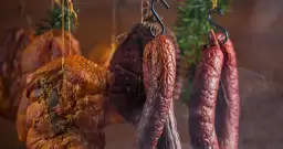 Ile kiełbasy wyjdzie z 5 kg mięsa? Sprawdź, co wpływa na wagę