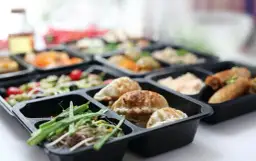 Co to jest catering? Rodzaje, zalety i jak wybrać idealny!