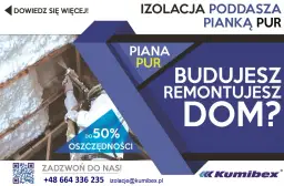 Izolacja poddasza pianką PUR. Pracownik w kombinezonie natryskuje piankę na drewnianą konstrukcję dachu. Oszczędność do 50%.
