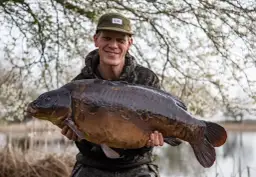 Jak złowić karpia na spławik? Skuteczny poradnik krok po kroku