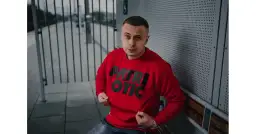 Bluza crewneck: Klasyka stylu. Jak nosić i unikać błędów?
