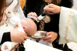 Chrzest w Kościele: Przewodnik po ceremonii, symbolice i przygotowaniach